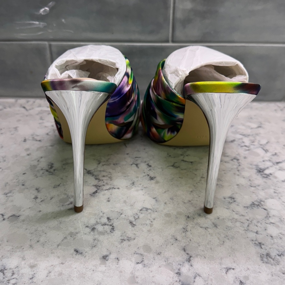Guess Addey 2 Blue Fabric Floral Pumps Size 7.5 NIB - Picture 3 of 9